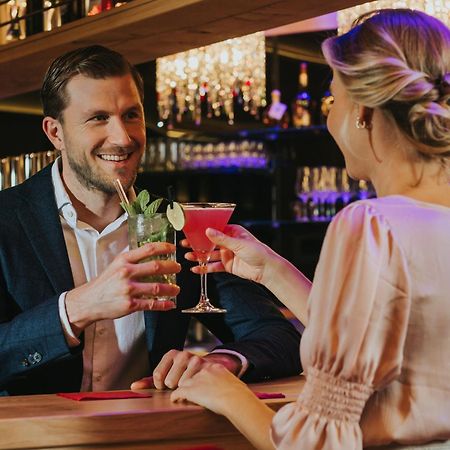 Ortner'S Resort باد فسينغ المظهر الخارجي الصورة A couple drinking cocktails