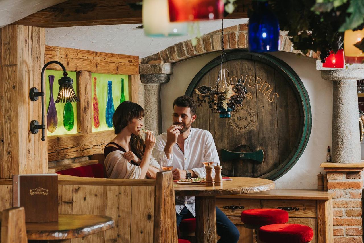 Ortner'S Resort باد فسينغ المظهر الخارجي الصورة Restaurant in the village