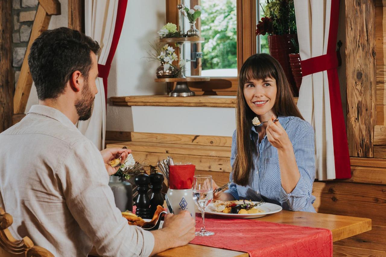 Ortner'S Resort باد فسينغ المظهر الخارجي الصورة A couple eating cheese