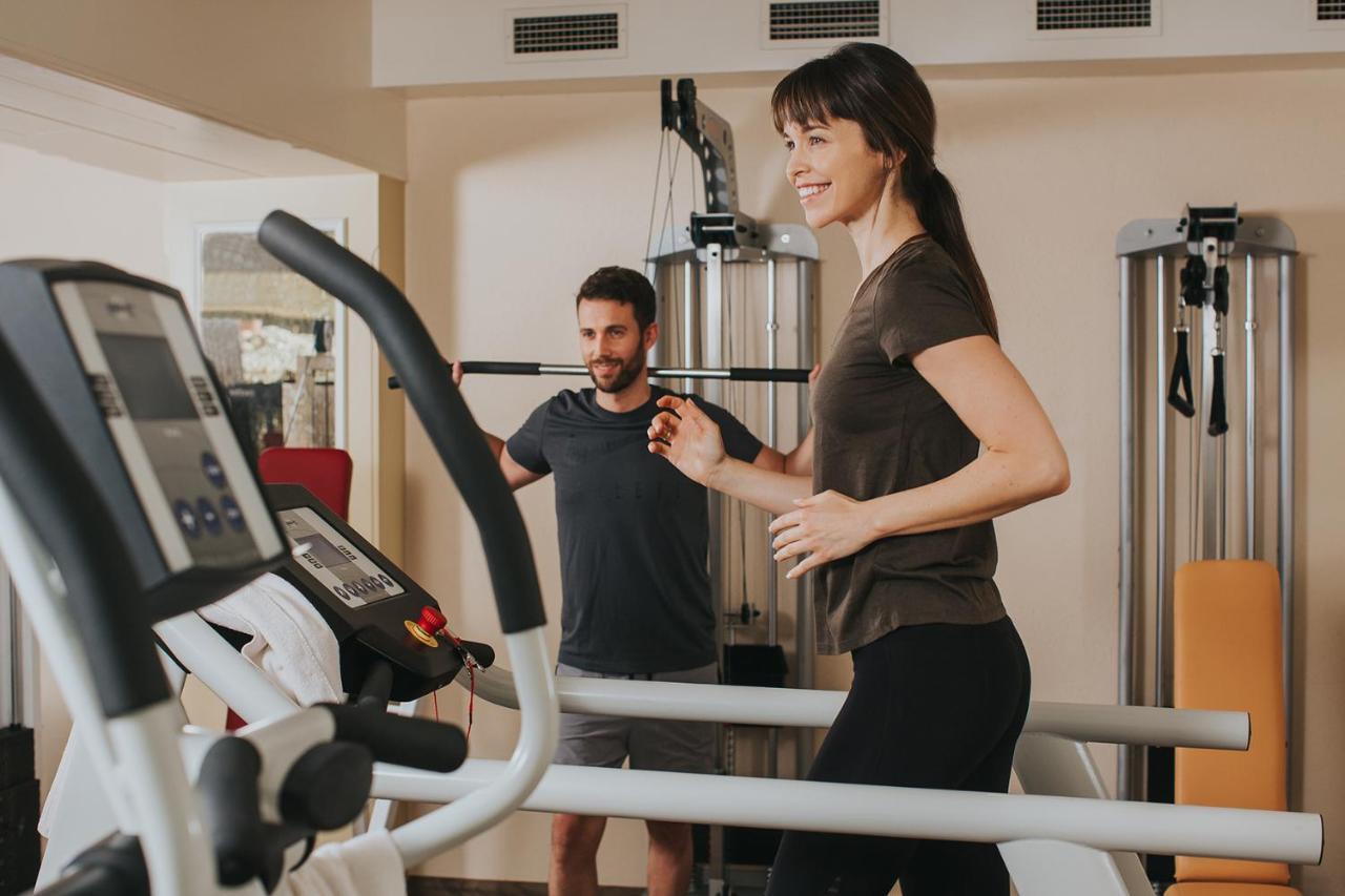 Ortner'S Resort باد فسينغ المظهر الخارجي الصورة A personal trainer with a client
