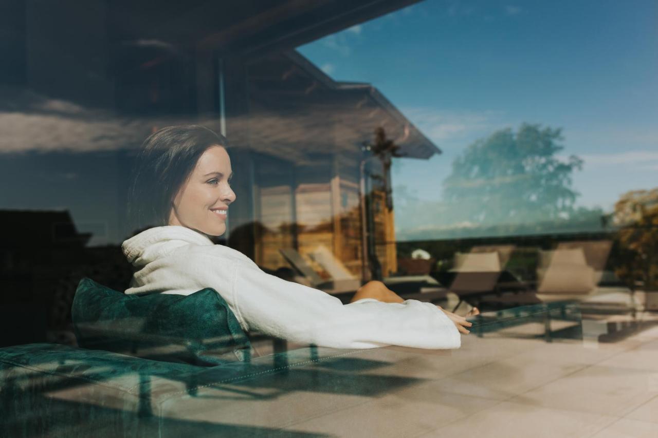Ortner'S Resort باد فسينغ المظهر الخارجي الصورة A woman relaxing at a resort