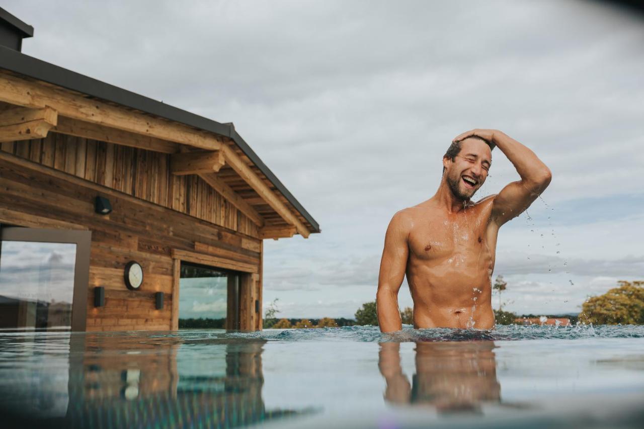 Ortner'S Resort باد فسينغ المظهر الخارجي الصورة A man in a swimming pool