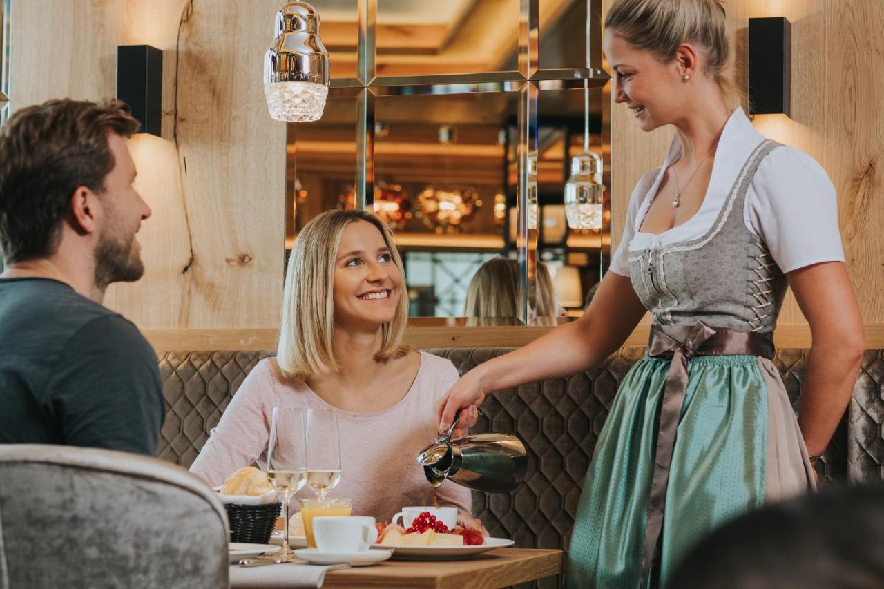Ortner'S Resort باد فسينغ المظهر الخارجي الصورة A waitress serving customers