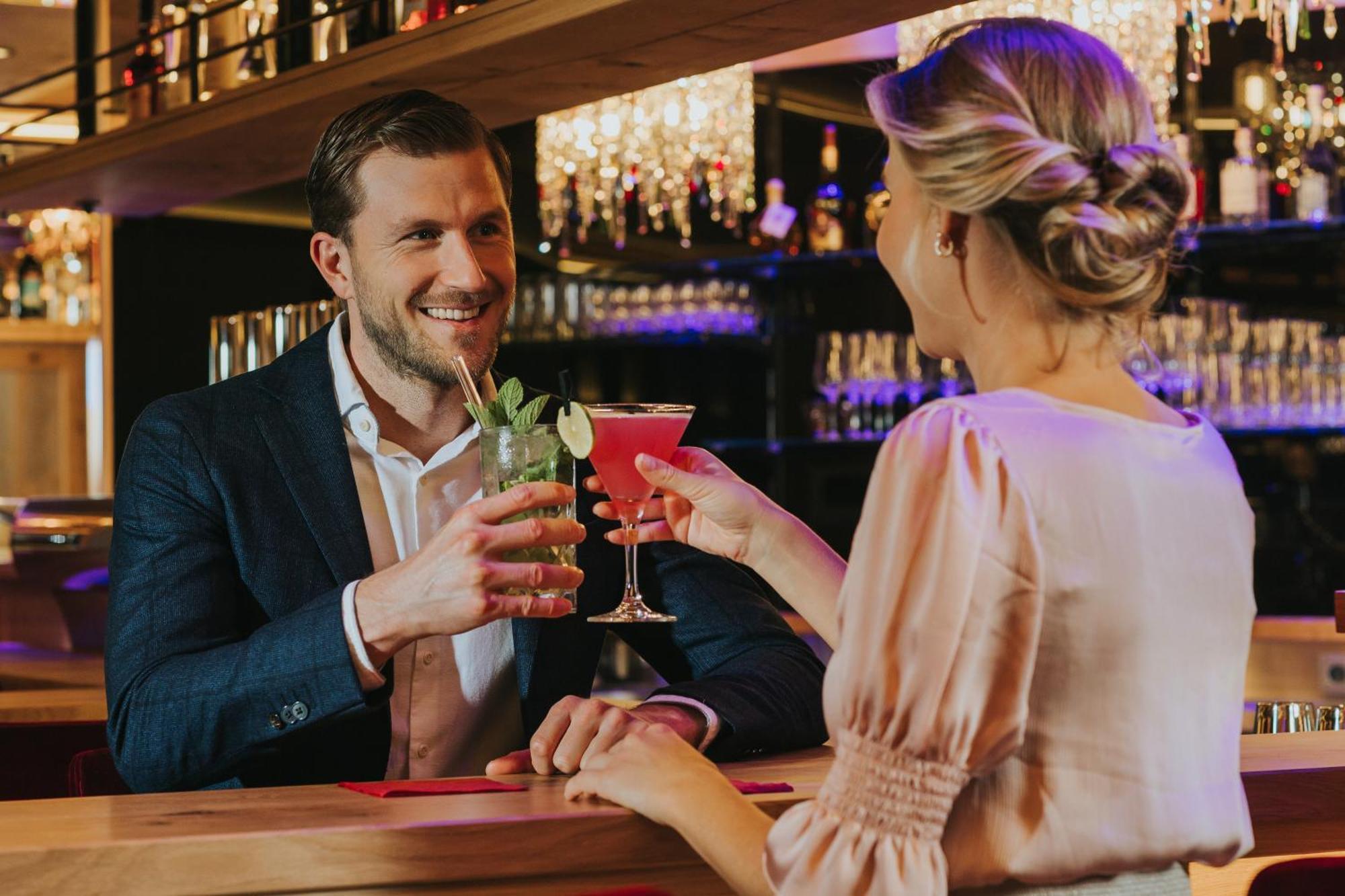 Ortner'S Resort باد فسينغ المظهر الخارجي الصورة A couple drinking cocktails